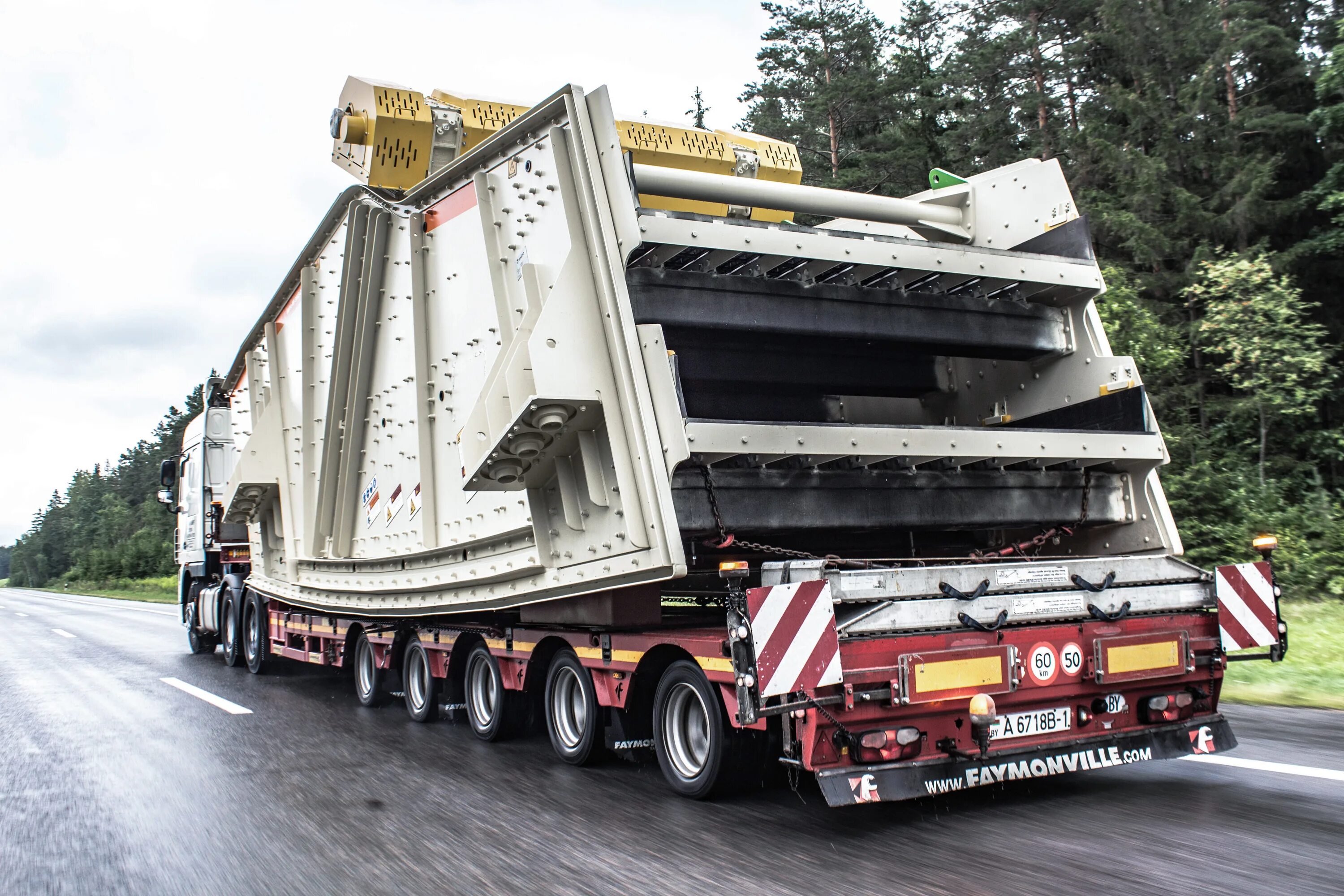 Негабаритная перевозка 0. Трал негабарит 100 тонн. Volvo 500 негабарит. Негабарит 46. Машина негабарит трал.