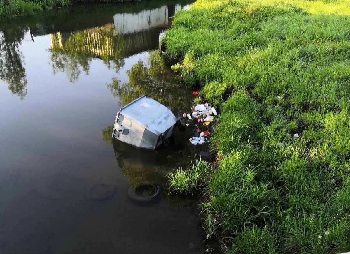 Мусорный бак в воде. Упал в воду.