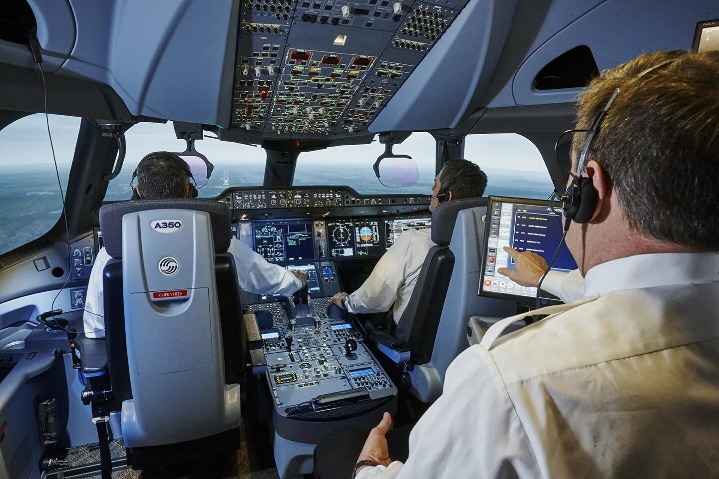 Авиация образование. A350 Pilot Cabin. Пилот Аэроспейс. Тренажёр CAE a350. Подготовка пилотов.