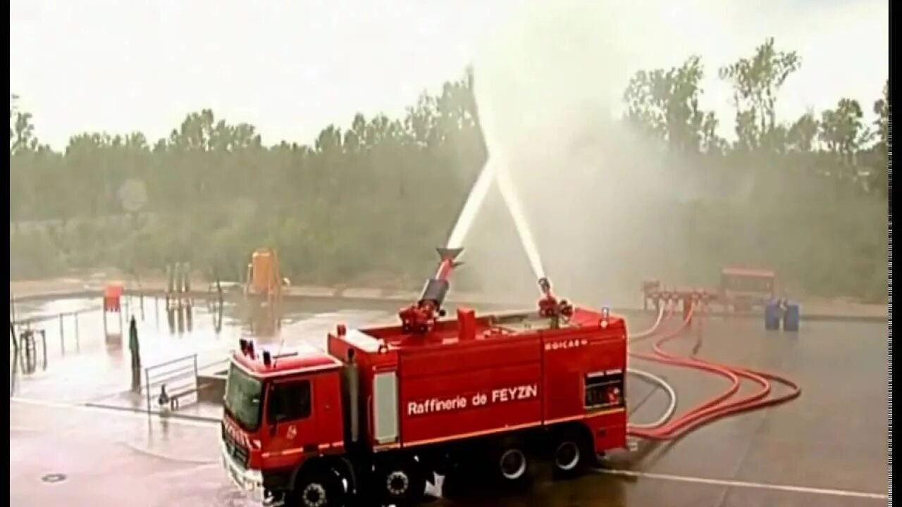 2 40/4 камаз птв. Пожарные автомобили в тушение пожаров. Пожарный автомобиль газоводяного тушения агвт-150(43114). Пожарная машина тушит пожар. Техника для тушения пожаров в лесу.