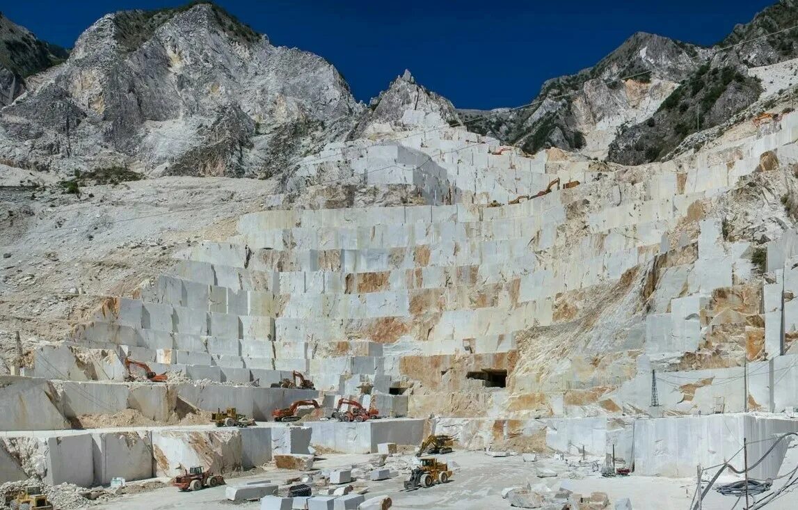 Каррара тоскана италия. Carrara. Город каррара (тоскана). Каррарский мрамор месторождение. Город каррара (тоскана).
