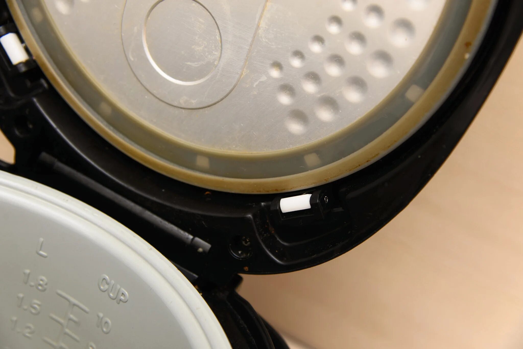 Сломалась защелка мультиварки редмонд. Redmond rmc-m4510. Rmc m4502 запчасти. Защелки на мультиварки. Защелки на мультиварки.