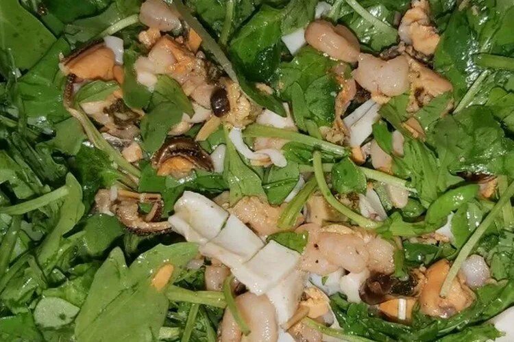 Коктейль из рукколы. Белковый салат с креветками. Руккола с морепродуктами. Коктейль из рукколы. Салат из рукколы с морским коктейлем.