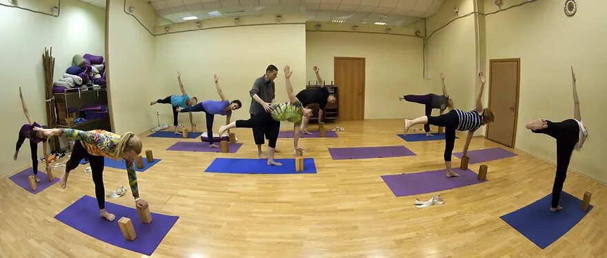 Франшиза йога. Yoga art студия. Зал для йоги. Франшиза йога. Девушка с компьютером в студии йоги.
