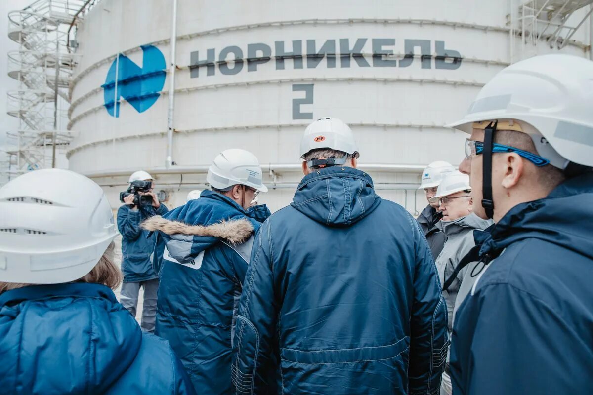 Норильск реновация фото 2035. Надеждинский металлургический завод норильск вакансии. Сибирь в будущем. В норильск прилетела. Разлив топлива в норильске.