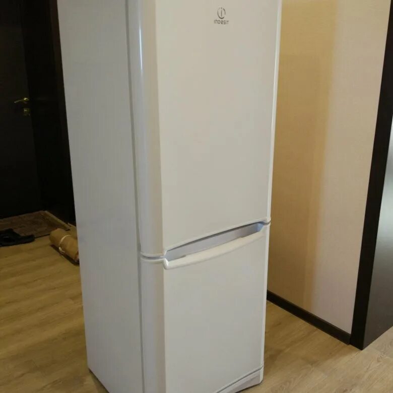 Холодильник индезит бу. Индезит холодильник 2-х камерный. Холодильник Индезит 23999. Модели холодильников Индезит двухкамерный. Холодильник Индезит двухкамерный 2010 года.