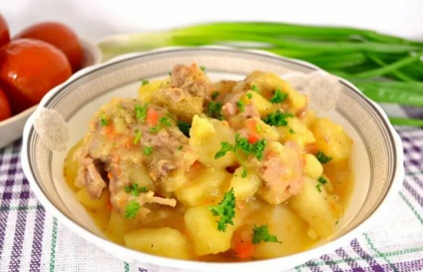 Тушеная картошка с курицей рецепт. Утка тушеная с картошкой. Картошка с курицей в бульоне. Соус с курицей и картошкой в мультиварке. Курица с картошкой с бульоном в кастрюле.