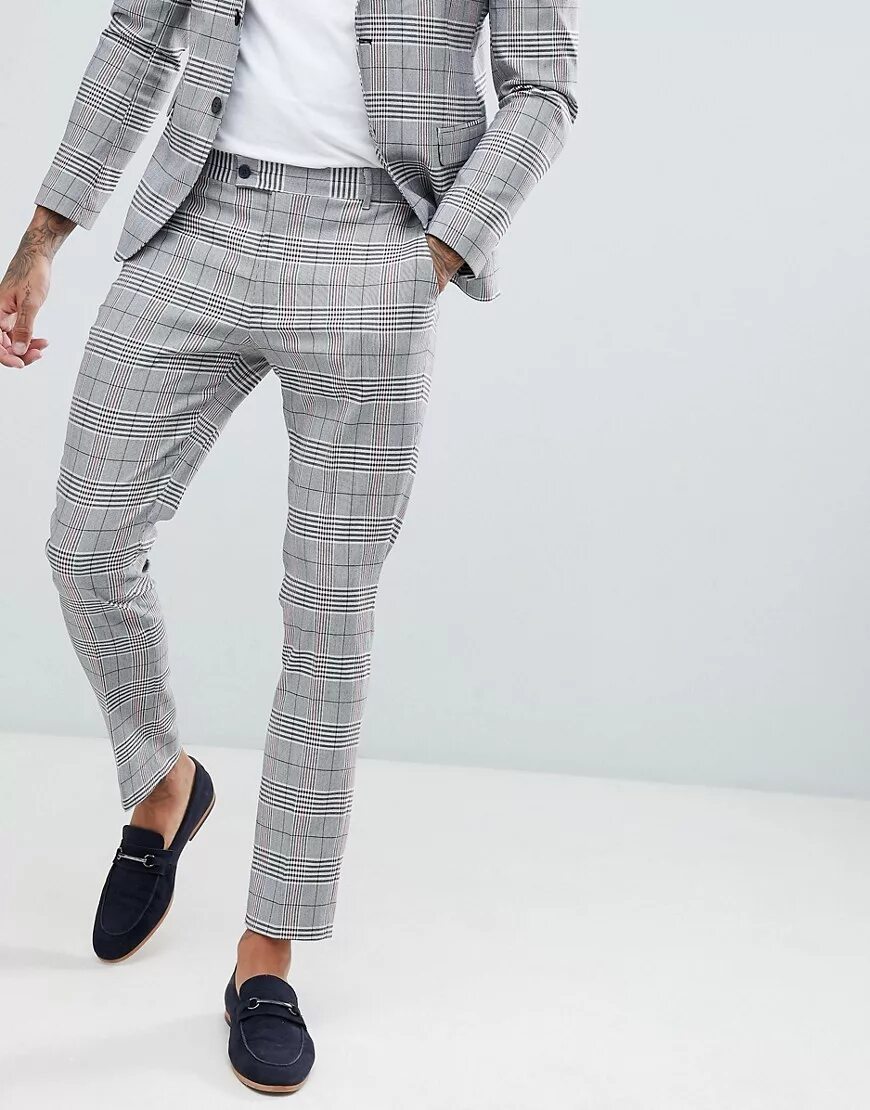 Серые брюки какой верх. Серые брюки какой верх. Серые брюки женские. Мужской образ с серыми брюками. Серые брюки какой верх.