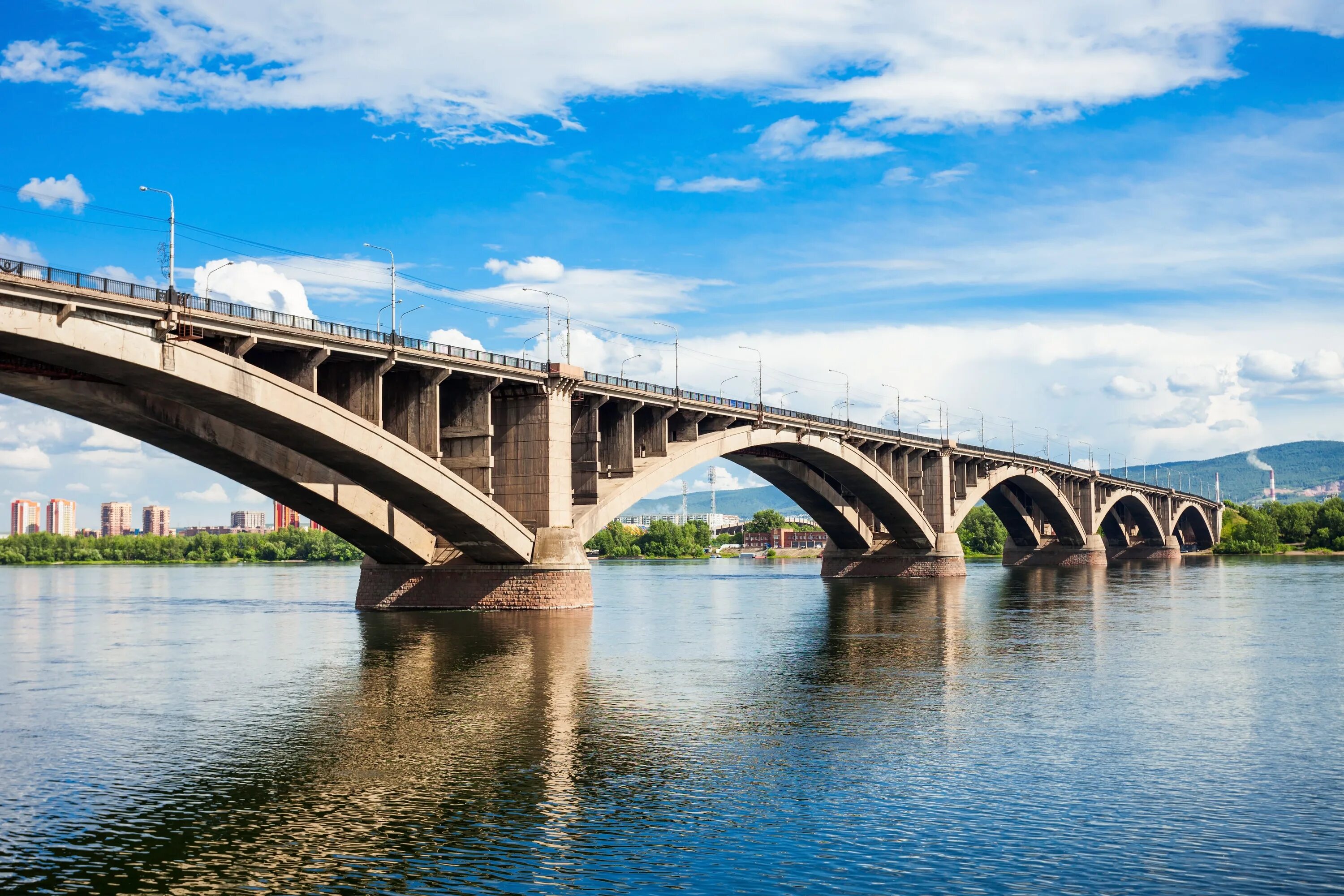 Сток красноярск. Коммунальный мост Красноярск. Коммунальный мост через Енисей в Красноярске. Вид на коммунальный мост Красноярск. Коммунальный мост Красноярск достопримечательности Красноярска.