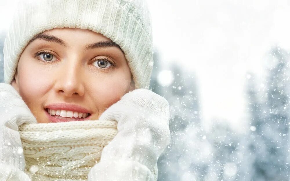зимний крем. девушка в шубе зимой. спф для лица зимой.