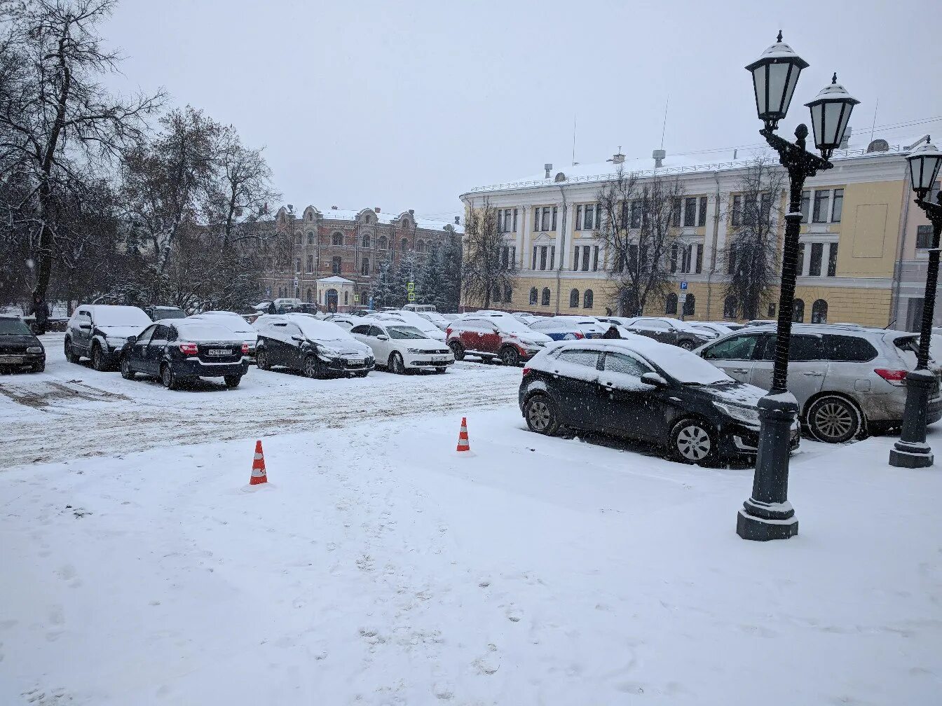 Гидрометцентр брянск сегодня. Снегопад в Брянске. Заснеженный Брянск. Гололед Брянск. Снегопад в Брянске сегодня.