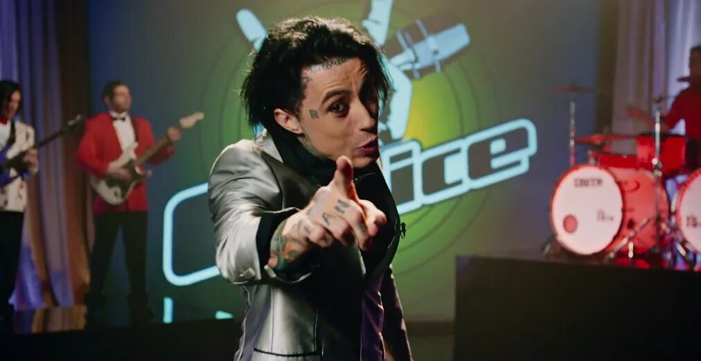 You falling in the wrong. Ронни радке. ронни радке папа роч. солист группы falling in reverse. ronnie radke 2025.