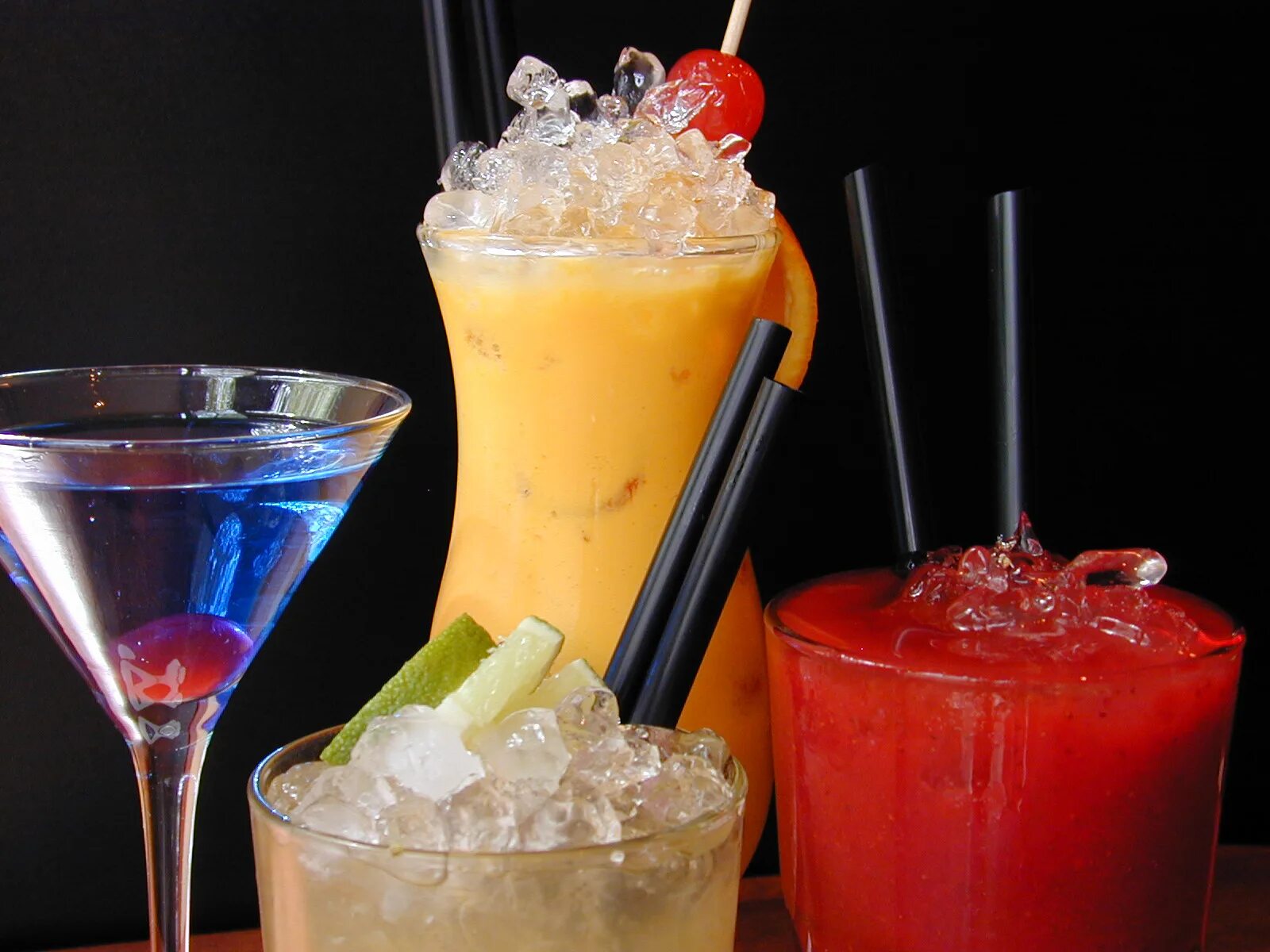 Ночной коктейль. Напиток на ночь. Коктейль макросъёмка. Курорт коктейль ночь. Алкогольные коктейли.