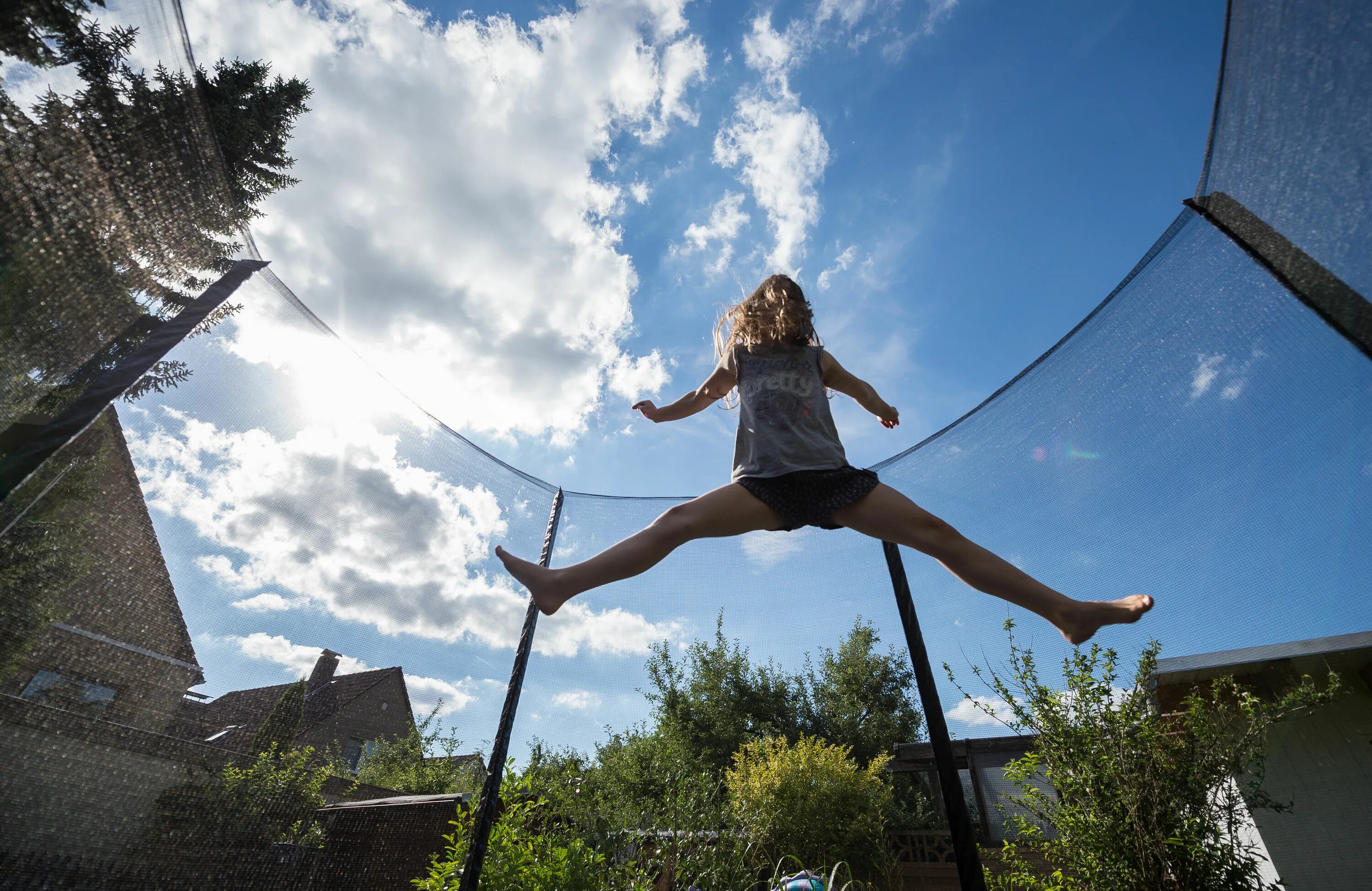 Баба прыгает на мужика. Annalena Baerbock Trampolin. Девушка на батуте. Девочка прыгает на батуте.