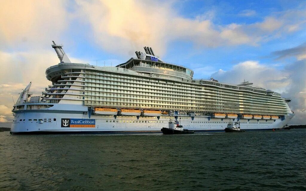 Самый большой корабль в мире круизный. Лайнер allure of the seas. Фотку большого корабля. Самый большой корабль в мире 2022 пассажирский. Роял карибиан корабль.