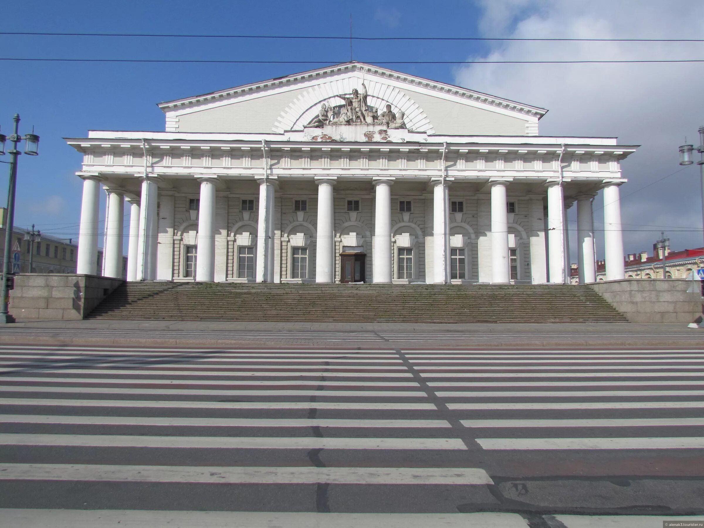 Здание биржи в Санкт-Петербурге. Биржа в Санкт-Петербурге Тома-де-томон. Ф Тома де томон здание биржи. Здание биржи на Васильевском острове. Биржа на васильевском острове