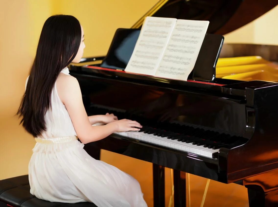He often plays the piano. Игра на фортепиано. Человек играющий на фортепиано. Девочка за фортепиано. Человек играющий на пианино.
