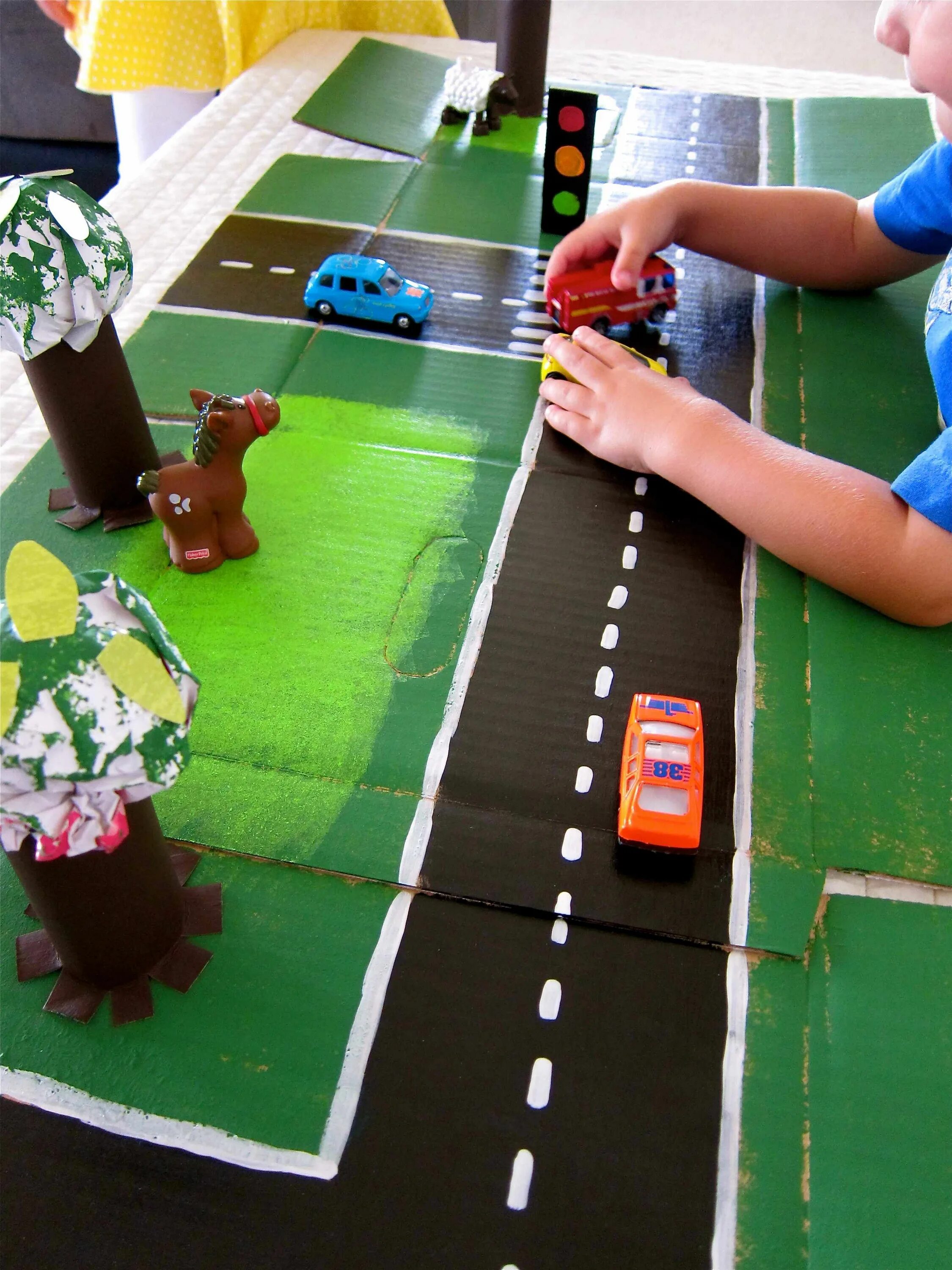 Дорога для машинок. Сделай дорогу сам. Трасса из картона. Дорога из коробки для детей. Коврик дорожное движение для детей.