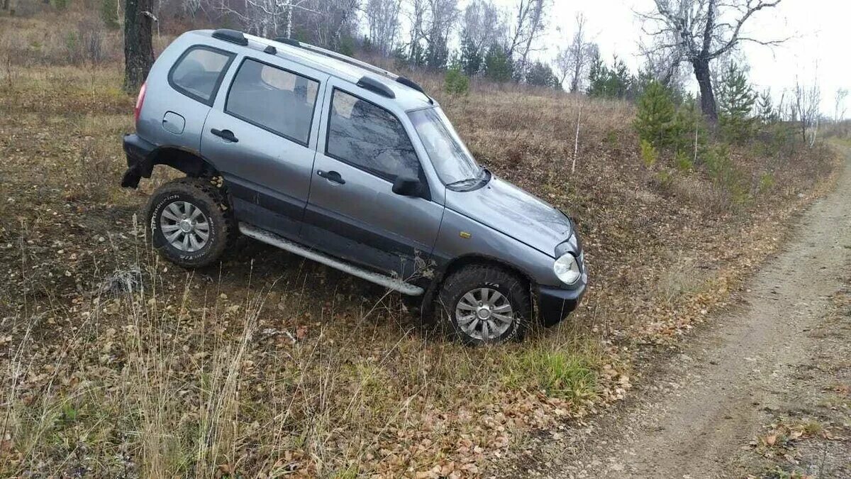 Купить ниву шевроле курской. Шевроле Нива серая 2005. Нива Шевроле 2005 серая зад. Шевроле Нива 2005 красный. Нива Шевроле серая.