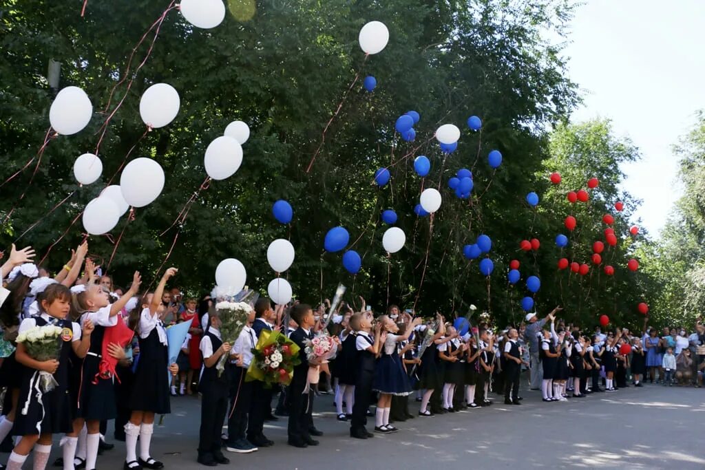 Школа изменилась. Школа 1 сентября. 1 сентября выпускники. выпускники из школы 11 класс. отмечаем 1 сентября.