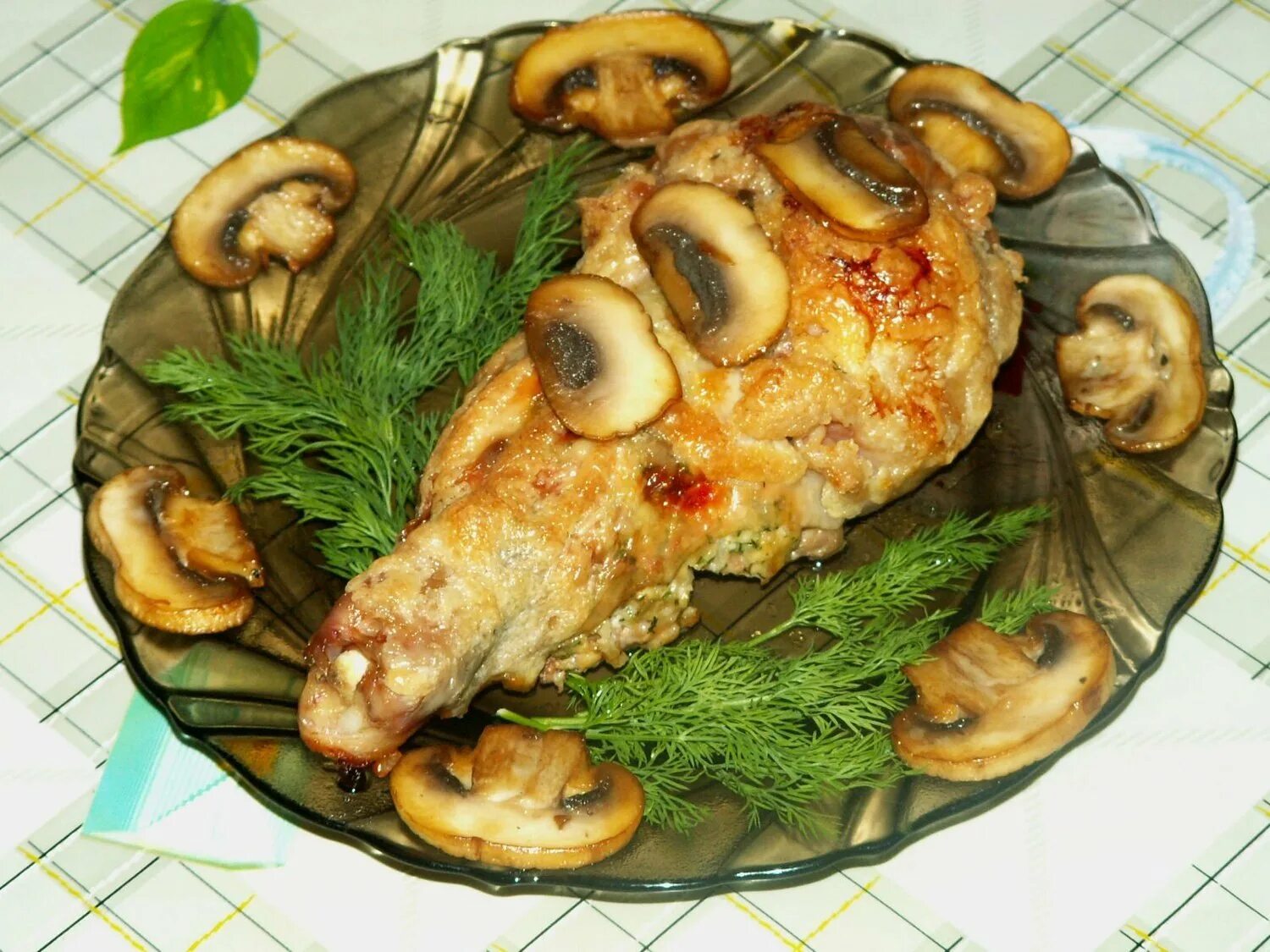 Голени с грибами. Окорочка фаршированные грибами. куриные окорочка фаршированные грибами. куриные голени фаршированные грибами. курица фаршированная грибами.