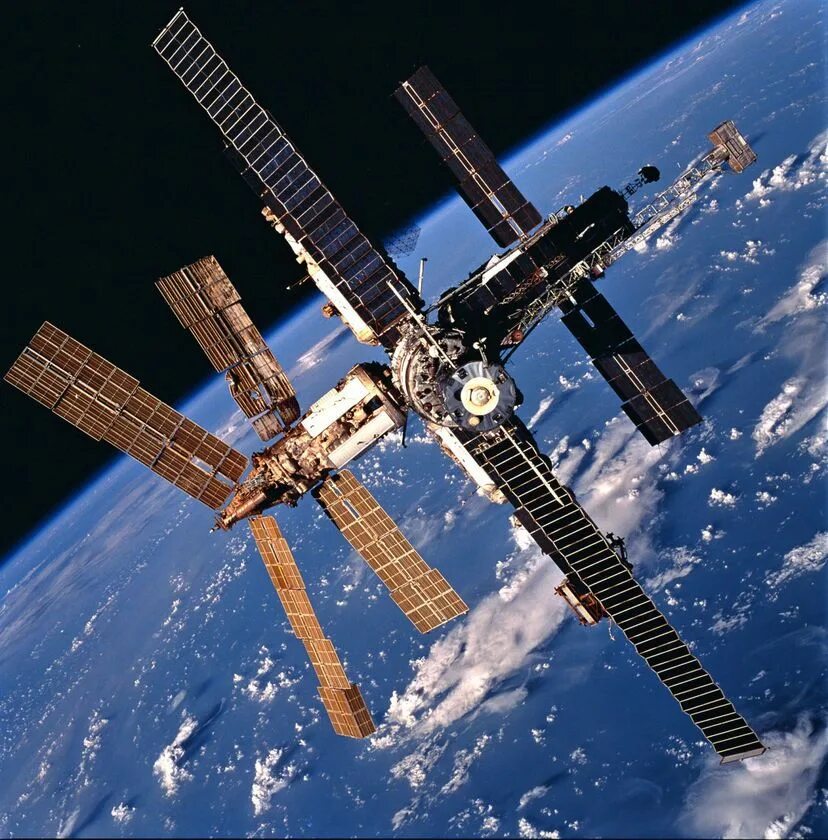 Орбитальная станция мир 1986. Международная орбитальная Космическая станция. Международная Космическая станция МКС. Спейс станция орбитальная.