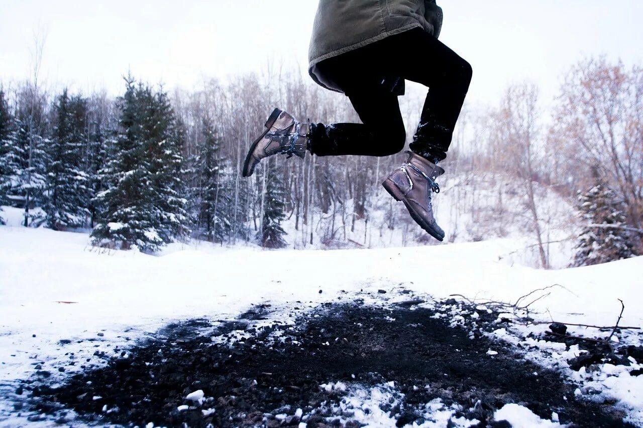 Снежные ботинки спортивный инвентарь. Прыжок в сугроб. Человек в снегоступах. Прыжок в снег. Прыгать в сугроб.