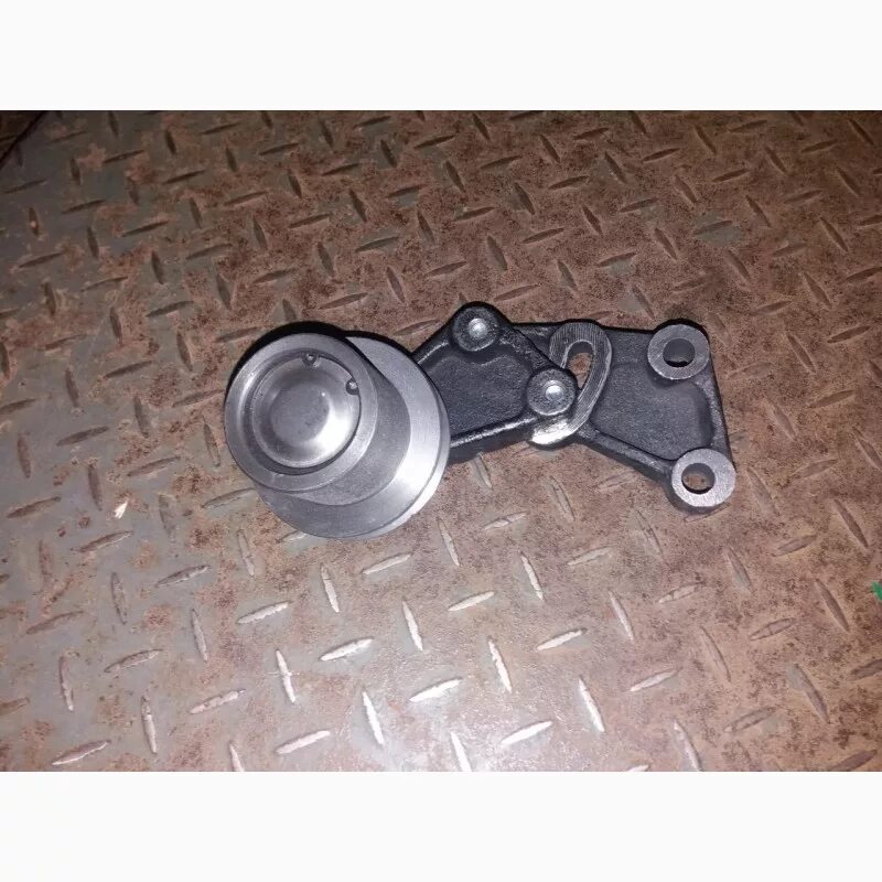 Натяжитель помпы. 4. Натяжной ролик помпы ямз 236. Натяжитель помпы ямз 236 н е 2. Натяжитель помпы.