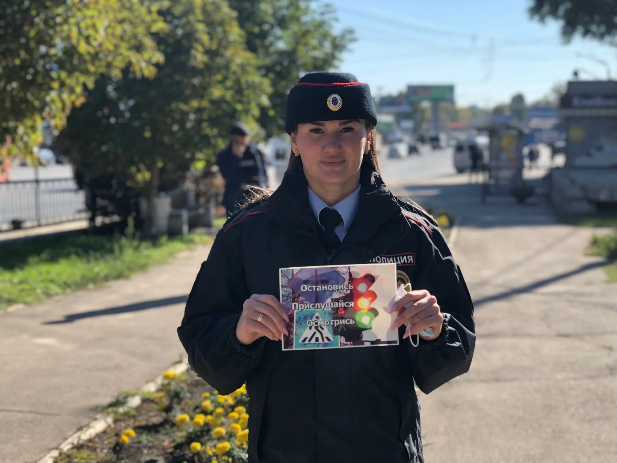 человек радуется. остановись прислушайся. остановись пока не поздно буклет. спокойствие души. человеческое счастье.