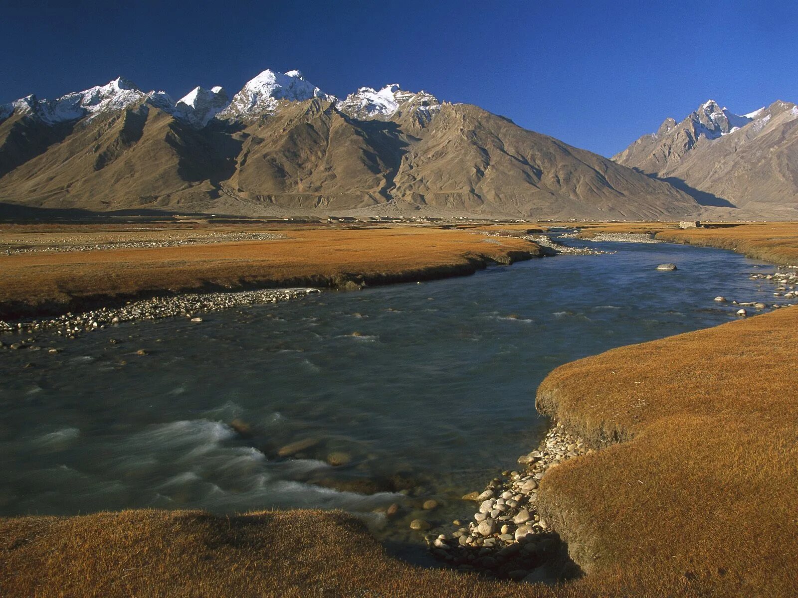Реки берущие начало в гималаях. Долина Занскар, Ладакх. Гималаи Ладакх. Ладакх Индия.
