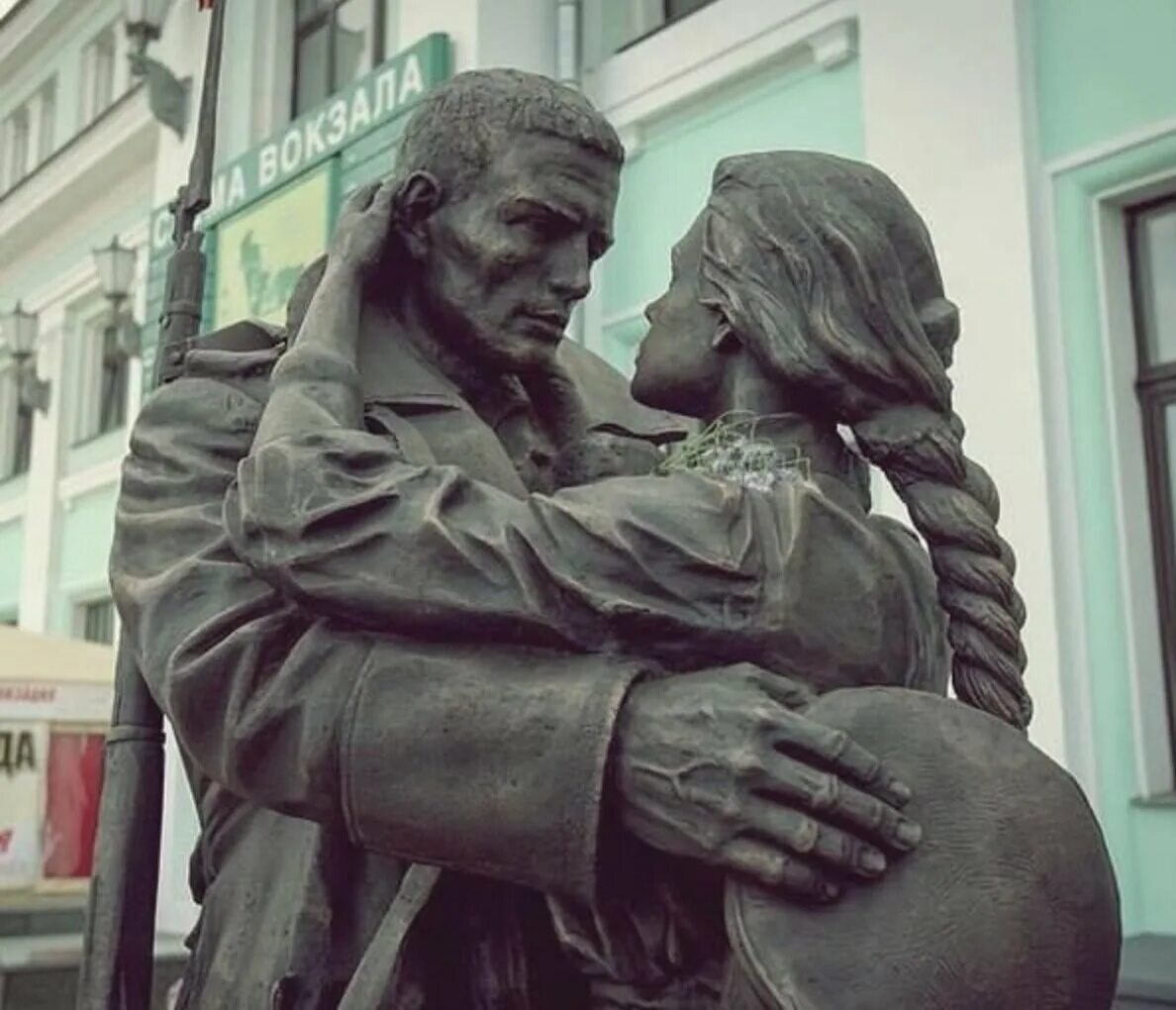 Советская прощание славянки. Памятник прощание славянки на белорусском вокзале. Белорусский вокзал скульптура прощание. Прощание славянки на белорусском вокзале. Памятник Славянке белорусский вокзал.