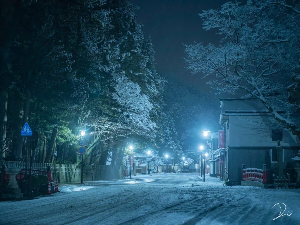 Улица зимой ночью. Ночная зимняя улица. зимняя улица ночью. заснеженная ночная улица. заснеженная улица ночью.