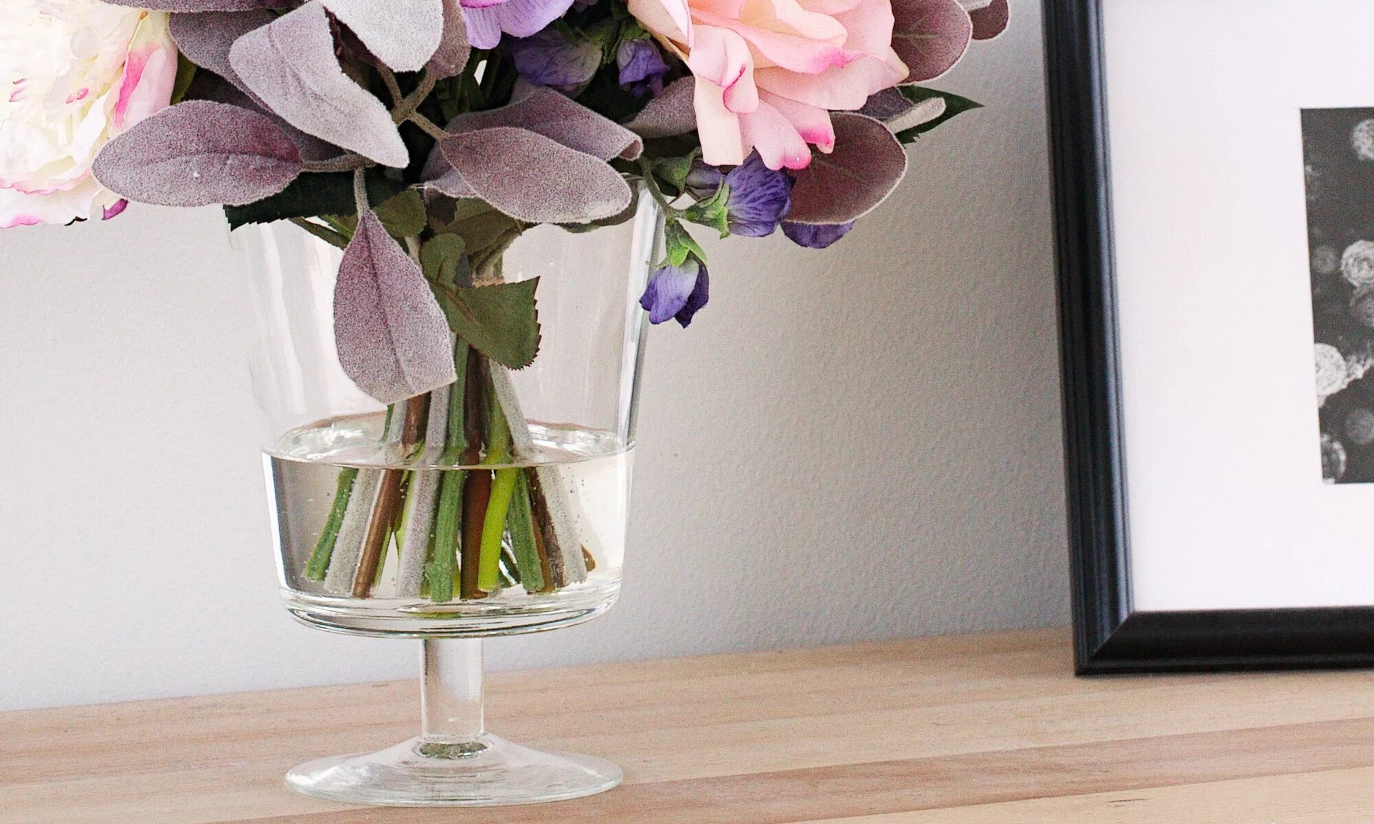 Цветы в прозрачной вазе. Букеты в стеклянных вазах. Искусственные цветы в вазе. Букет в стеклянной вазе.