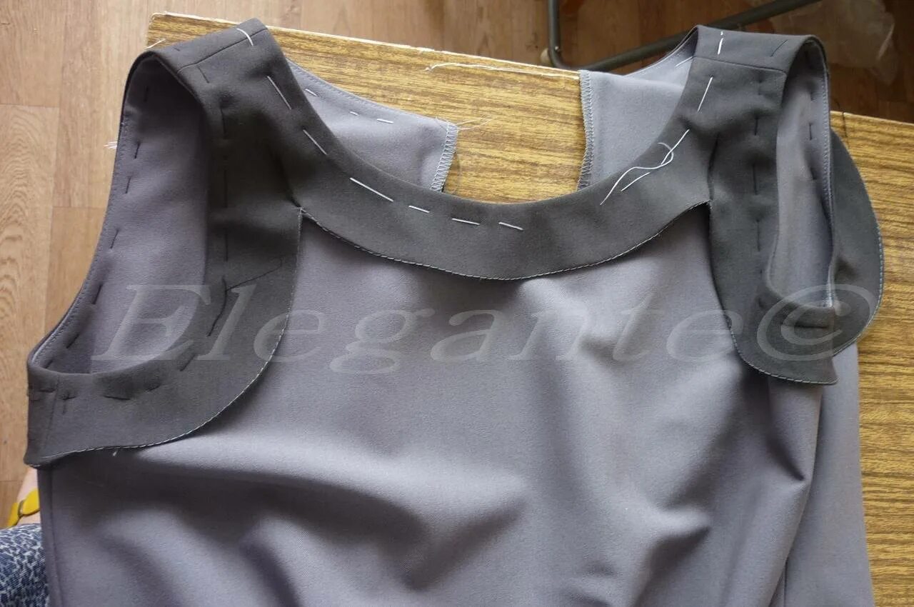 Обтачка на ткани. Обработка проймы платья. Обработать пройму рукава. Обработка горловины окантовочным швом схема. Обработка горловины трикотажного платья.