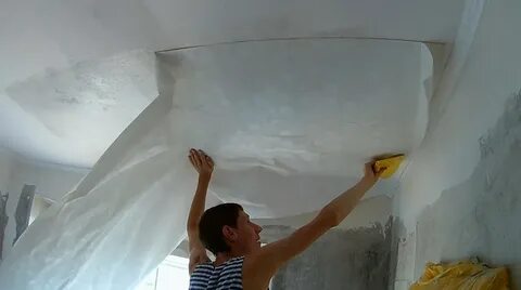 Видео как правильно клеить потолок