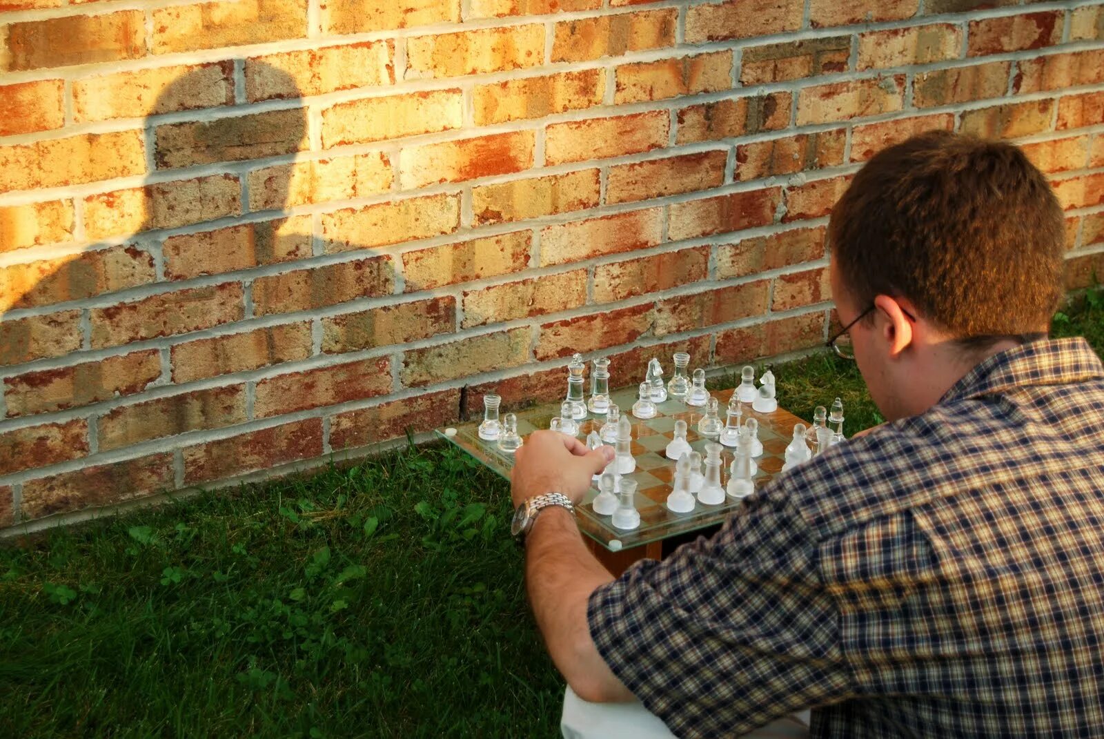 Человечек и стена. Объясняет стене. Говорит со стеной. Мем когда пытаешься объяснить. Человек у стены.