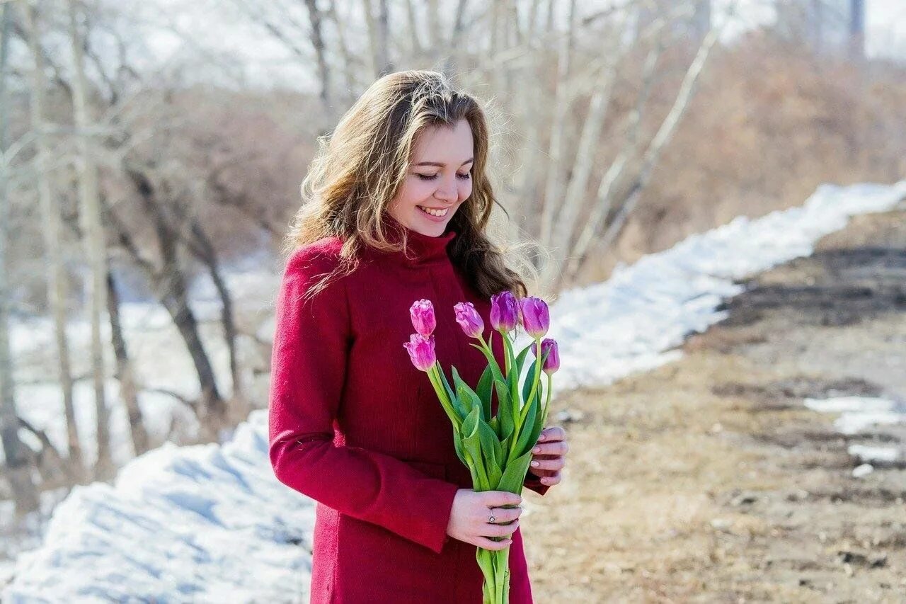 Наводить весну. Фотосессия с тюльпанами на улице. Зимняя фотосессия с тюльпанами. Девушка с тюльпанами.