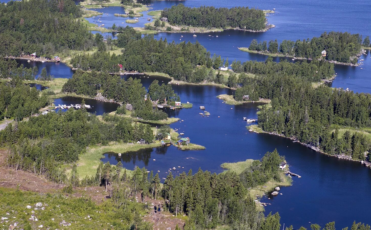 ледниковые озера карелии. озеро сайма (юго-восток финляндии). землей тысячи озер называют. назовите страну тысячи озер. пункахарью финляндия.