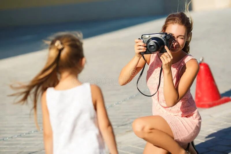 Мама фотографирует. Девушка фотографирует дочь. Мама с фотоаппаратом и дочка. Фотографировала свою дочь женщина фотограф. Мама и дочь веб камера