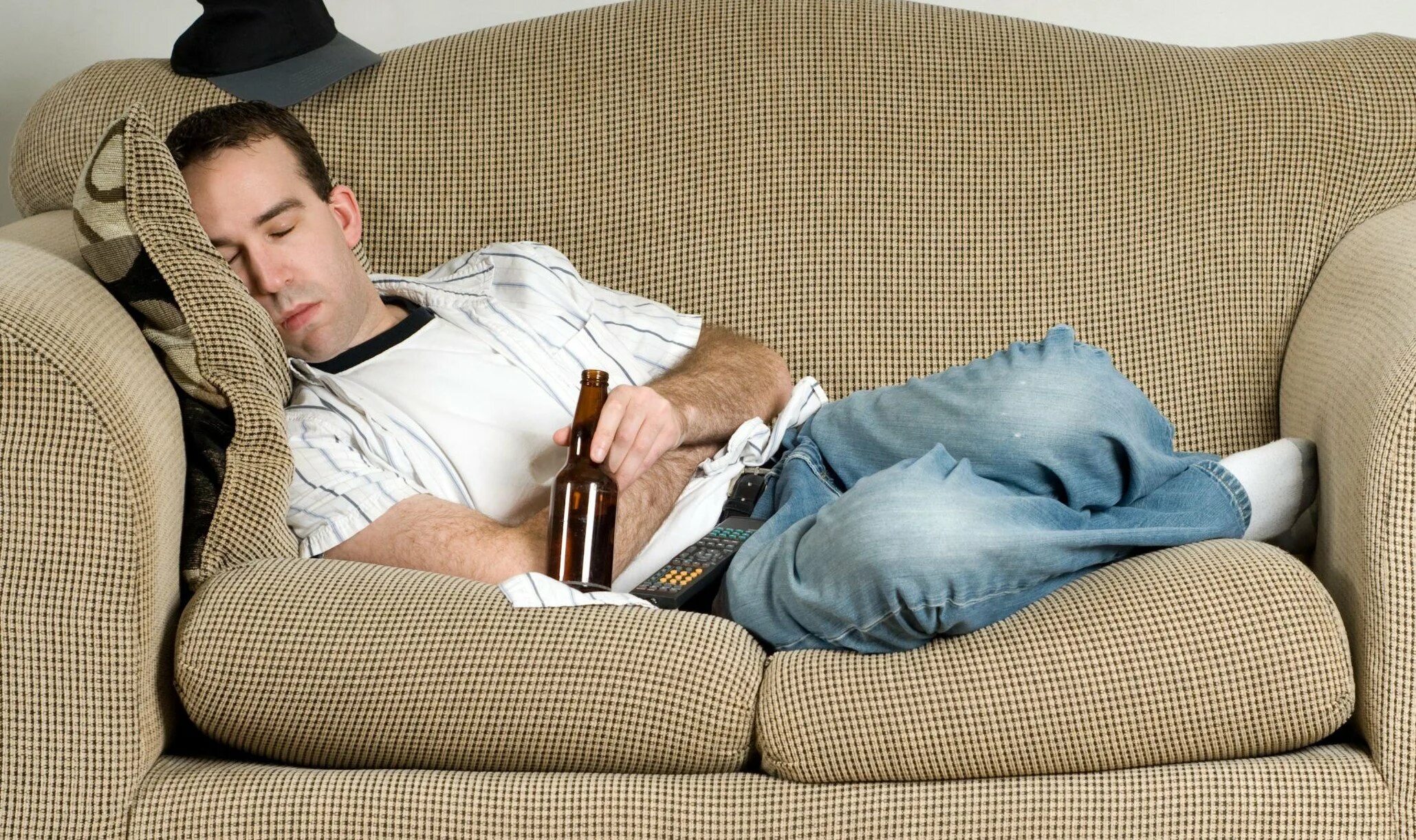 Передвигать мебель. Лежит на диване. Пара сидит на диване. В другой комнате на диване. Два человека на диване.