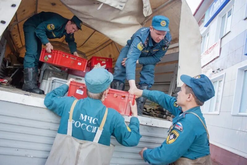 Августе помощь помощь. Гуманитарные акции мчс россии. гуманитарные операции мчс россии. гуманитарная помощь мчс. гуманитарные миссии мчс россии.