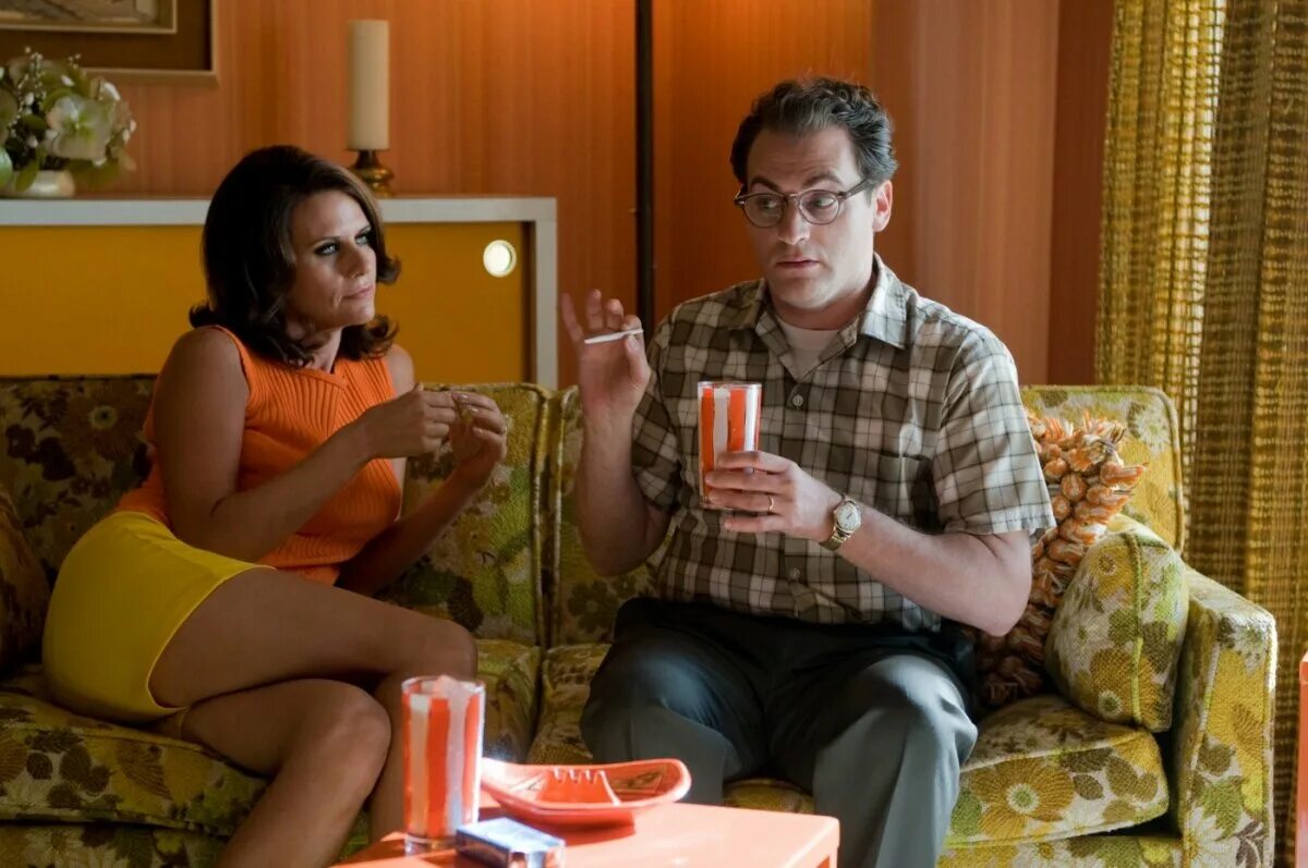 Человек 2009 5. Серьезный человек. Опасная встреча фильм 2015. Сари ленник фильмы. Эмма стоун в фильме бумажный человек.