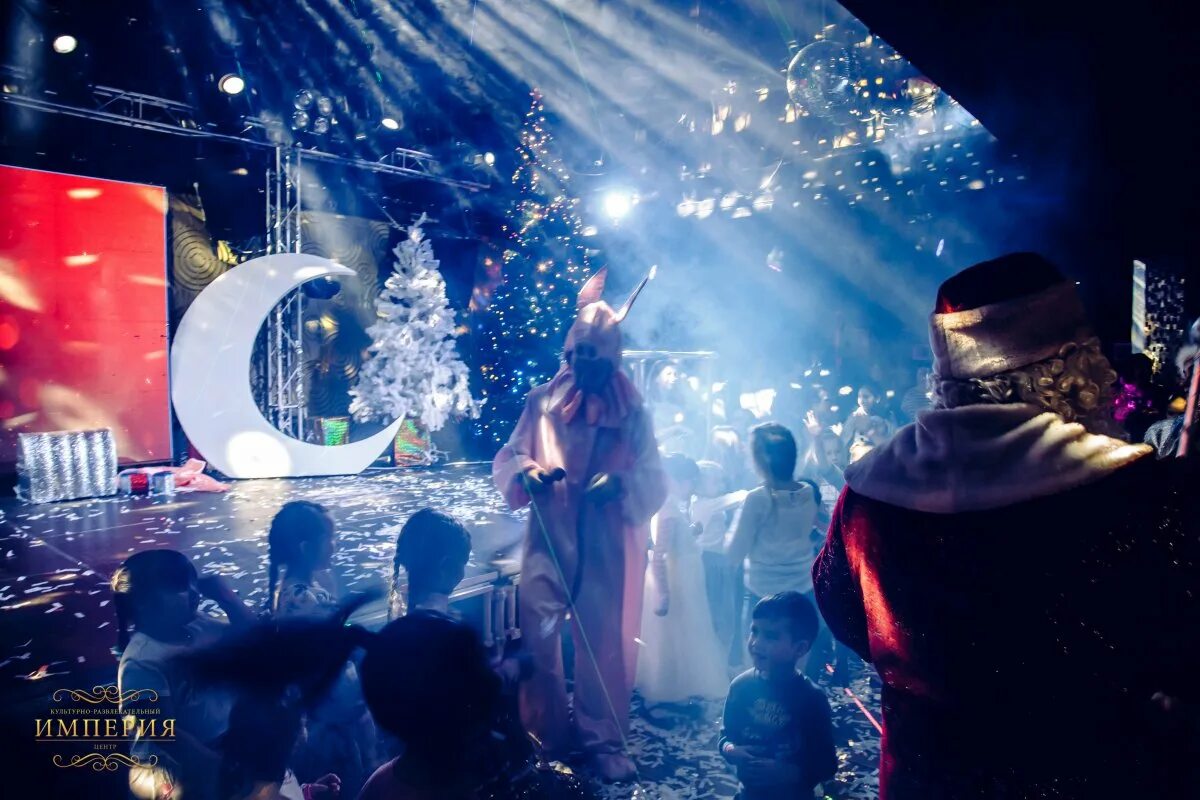 Новогодний концерт. Новогодняя ночь в стиле диско. Зимняя дискотека. Новогодняя вечеринка. Снегурочка в наушниках.