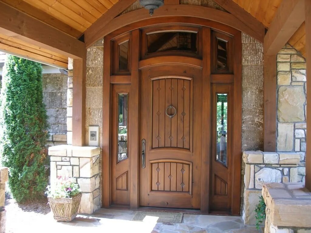 Купить дверь деревянную входную в дом. Дверь входная деревянная. Деревянная уличная дверь в частный дом. Двери наружные деревянные. Деревянная входная дверь в частный дом.