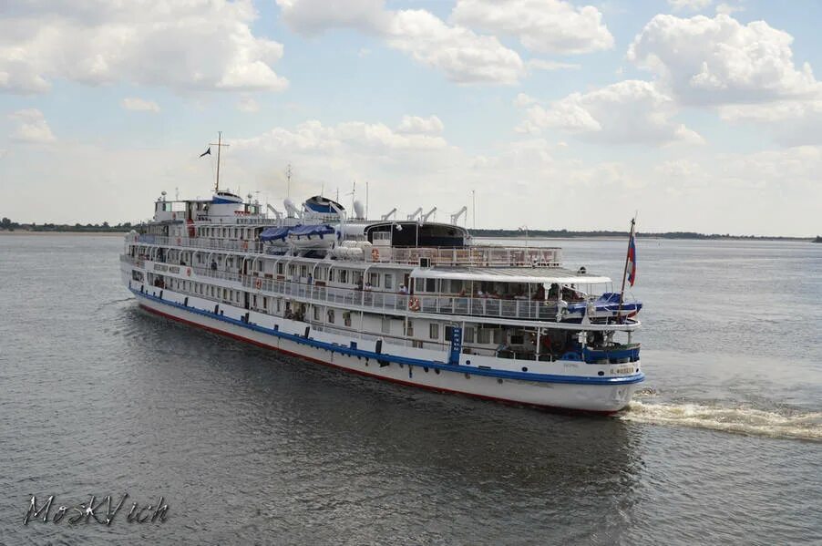 Круиз по волге из астрахани. Теплоход «октябрьская революция» саратов. Четырехпалубный теплоход нижний новгород. Трехпалубный теплоход «а. Круиз астрахань.