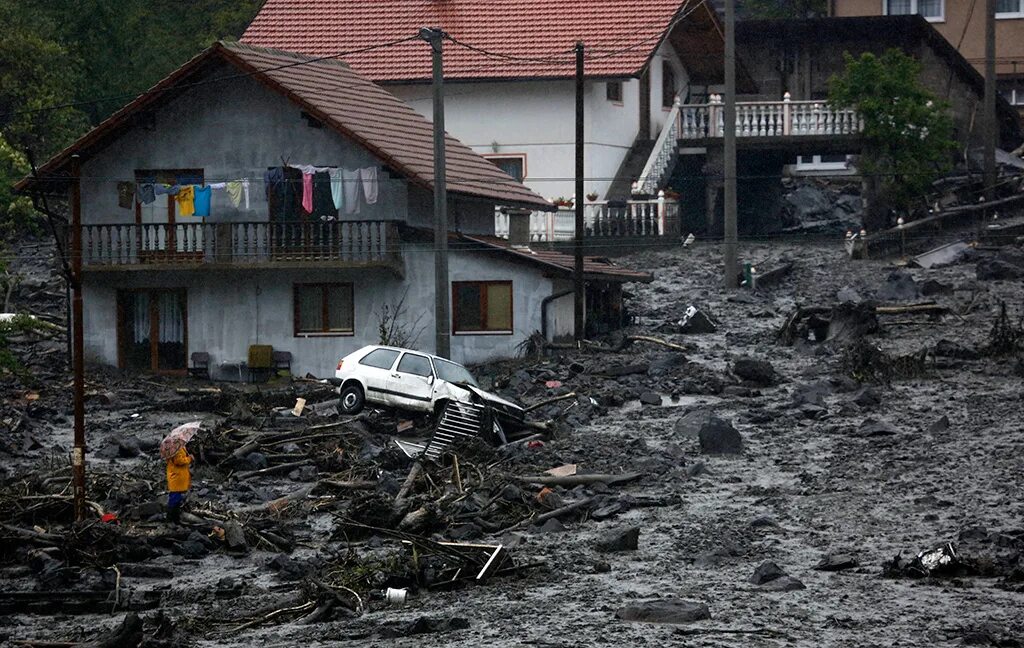 Сель паводок россия. Стихийные бедствия оползни. Поток разрушения. Землетрясение сель. Оползня в рио-де-жанейро, 2011 год.