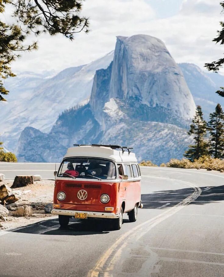 Автобус едет в горы. VW t2 хиппи. Автобус для путешествий. Автобус в горах. Путешествие на автобусе горы.