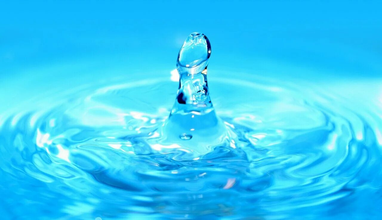 Тазик с водой. Капля падает в воду. Необычная вода. Текущая вода. Вода картинки.