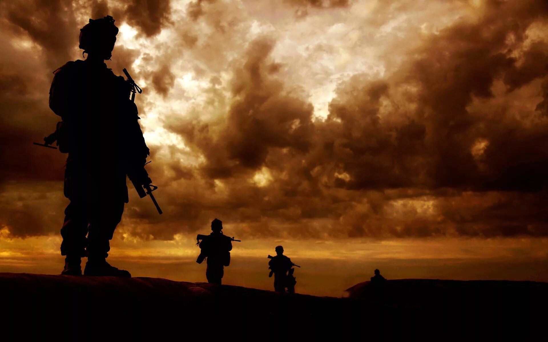 Синее небо без войны. Военный на закате. Солдат на фоне заката. Солдат на рассвете. Спецназ на закате.
