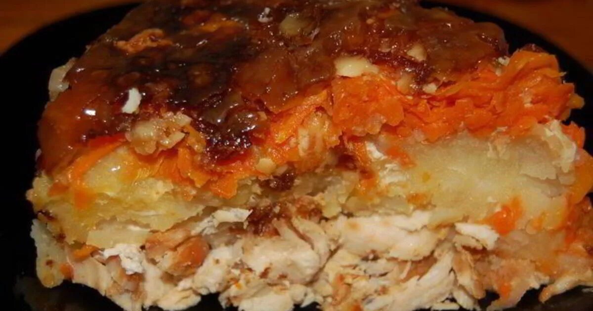 Картошка с филе под шубой. Курица под шубой. салат курица под шубкой. куриное филе под шубой с морковью и луком. курица под шубой с рисом.